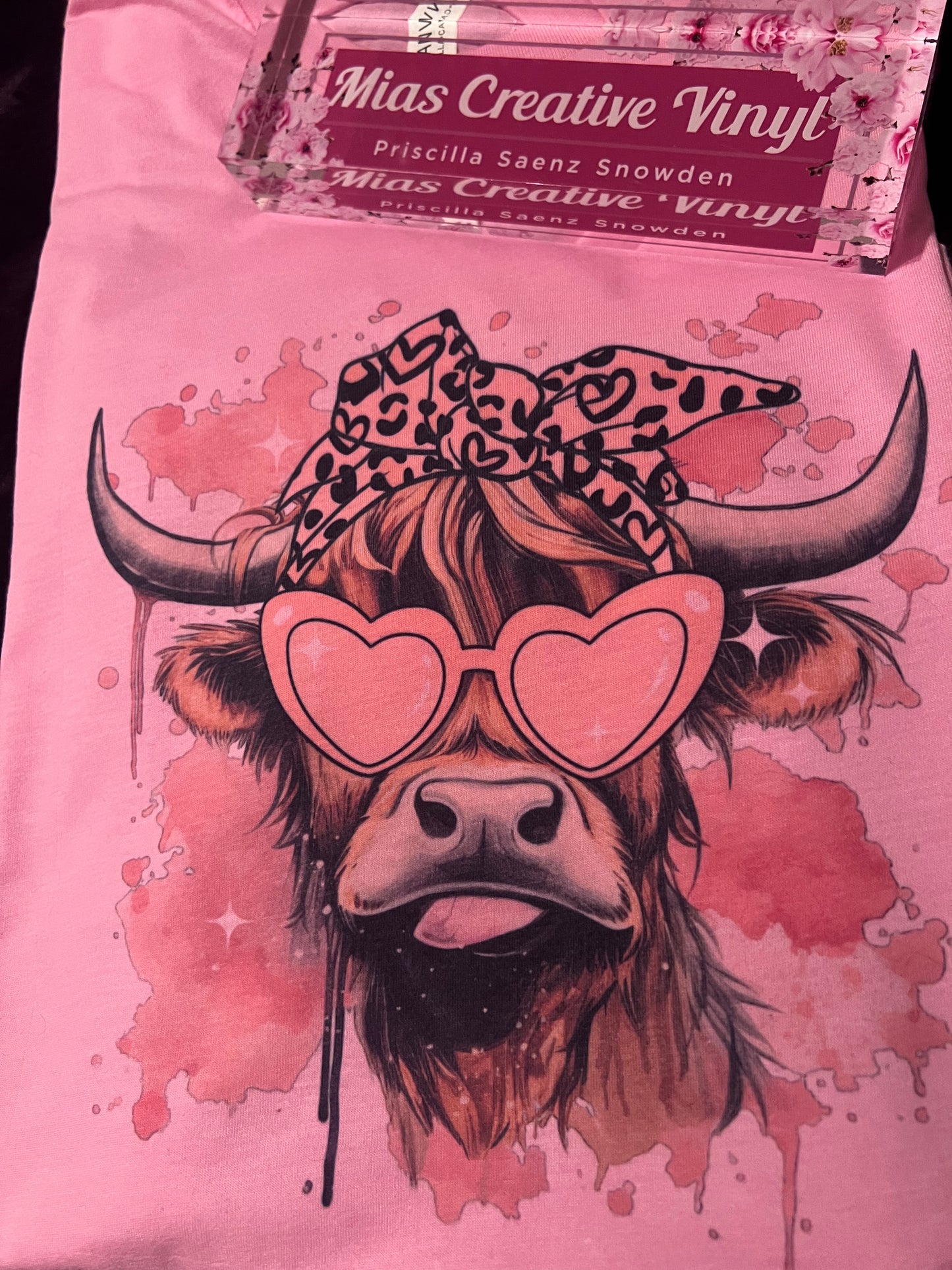 Highland Cow w Leopard bow and Heart Glasses printed on Pink T-shirt NEW