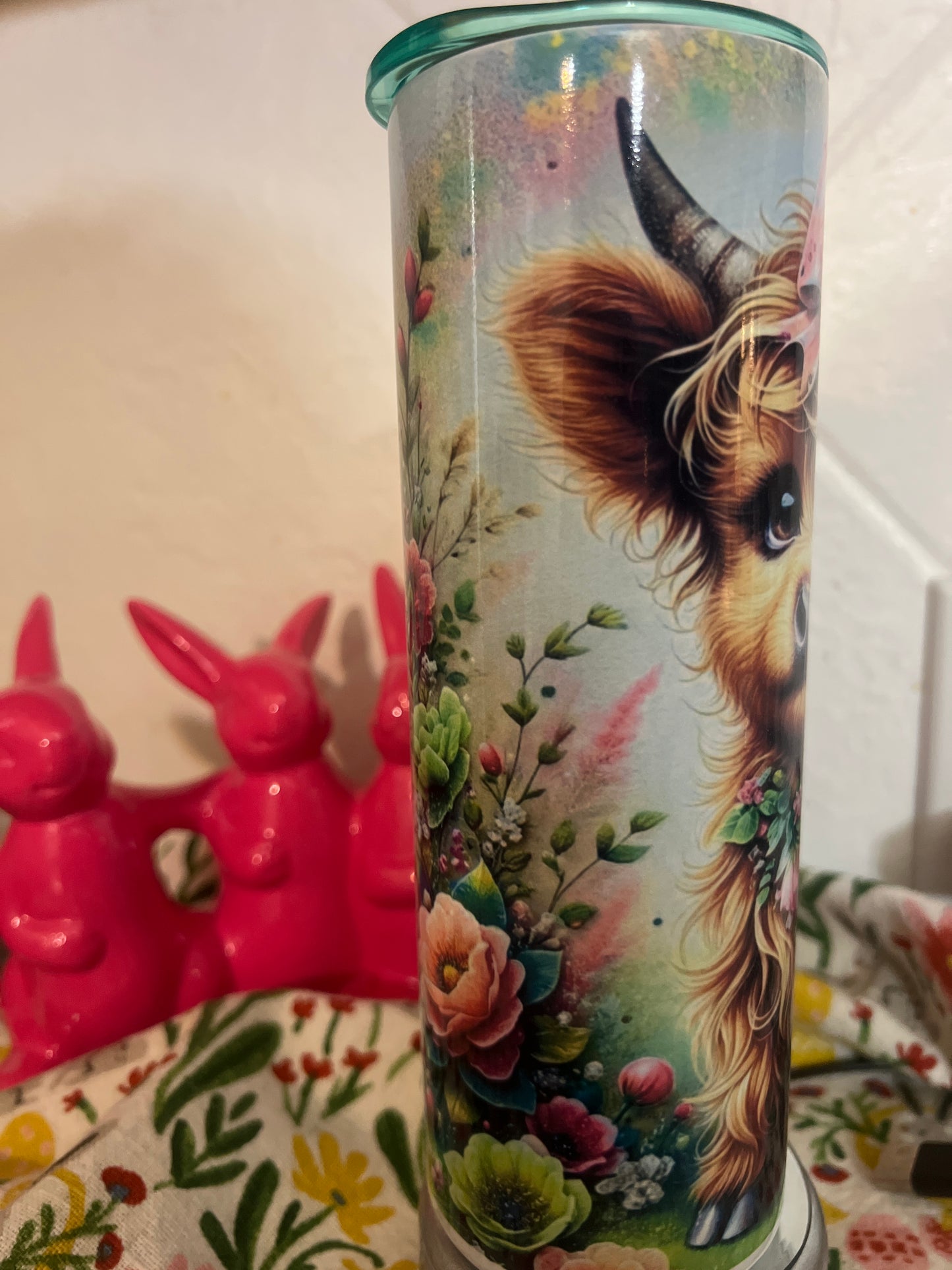 20 oz Spring time Highland Cow with colored lid