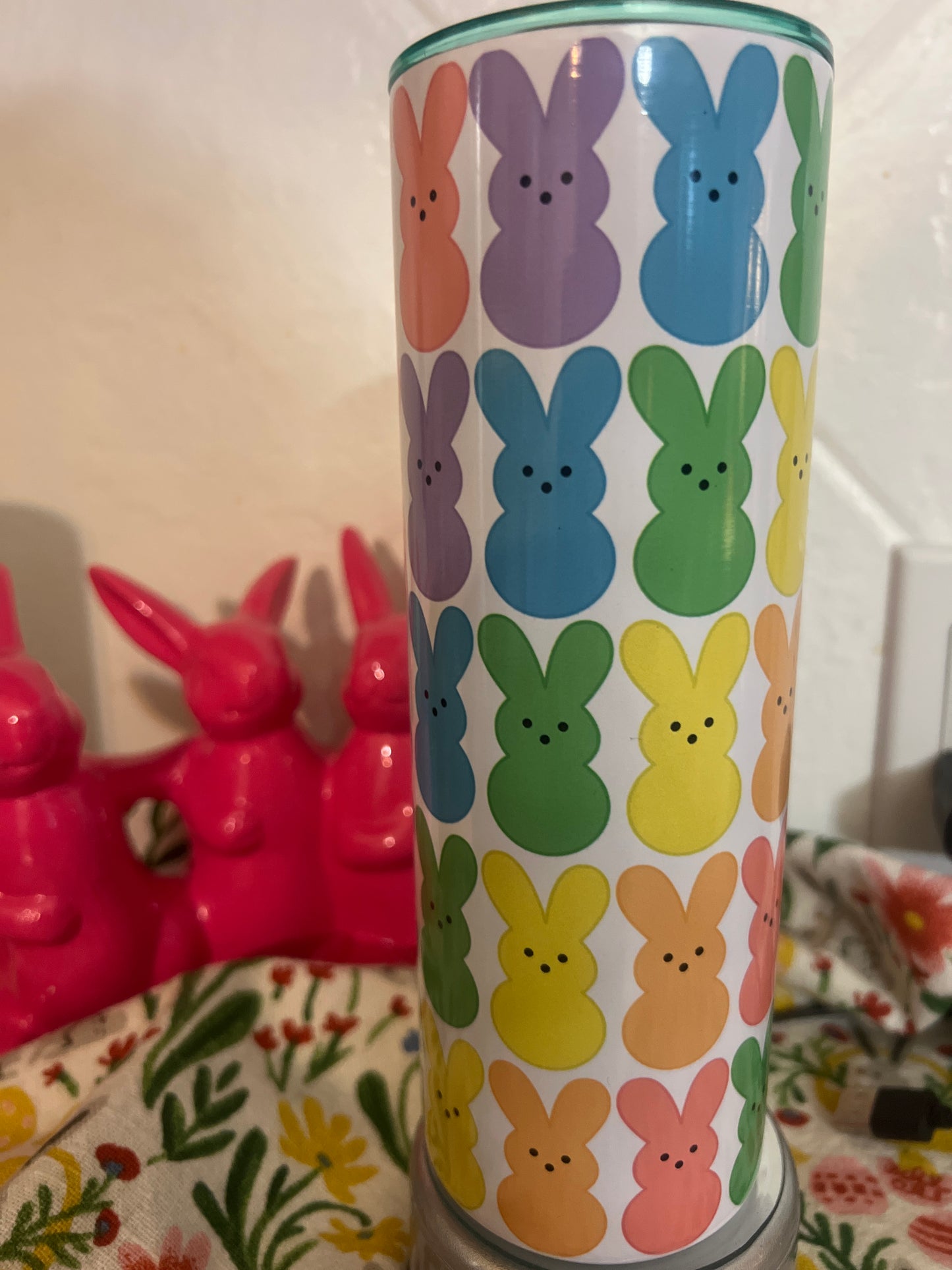 20 oz Colorful Easter bunnies with colored lid