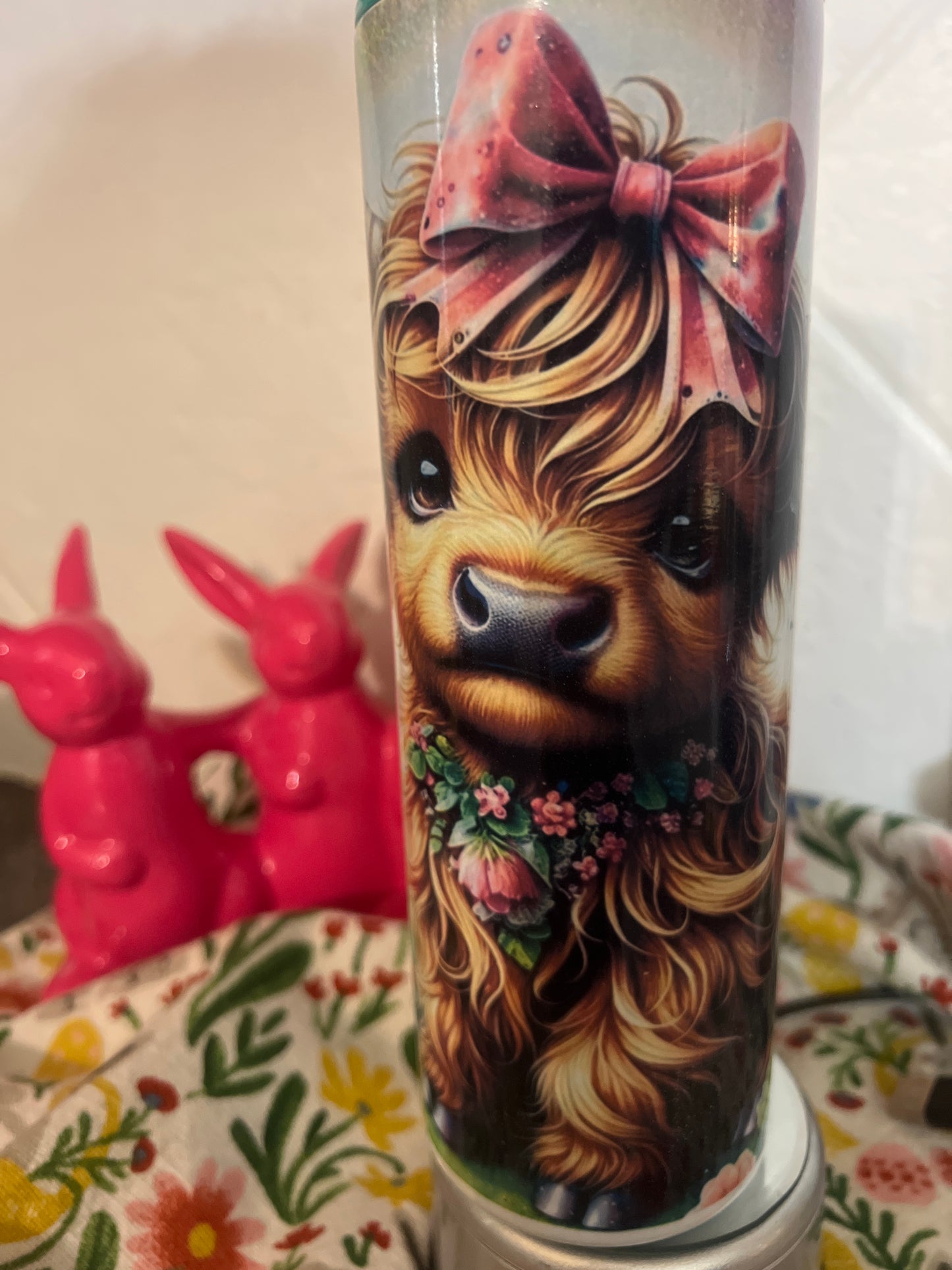 20 oz Spring time Highland Cow with colored lid
