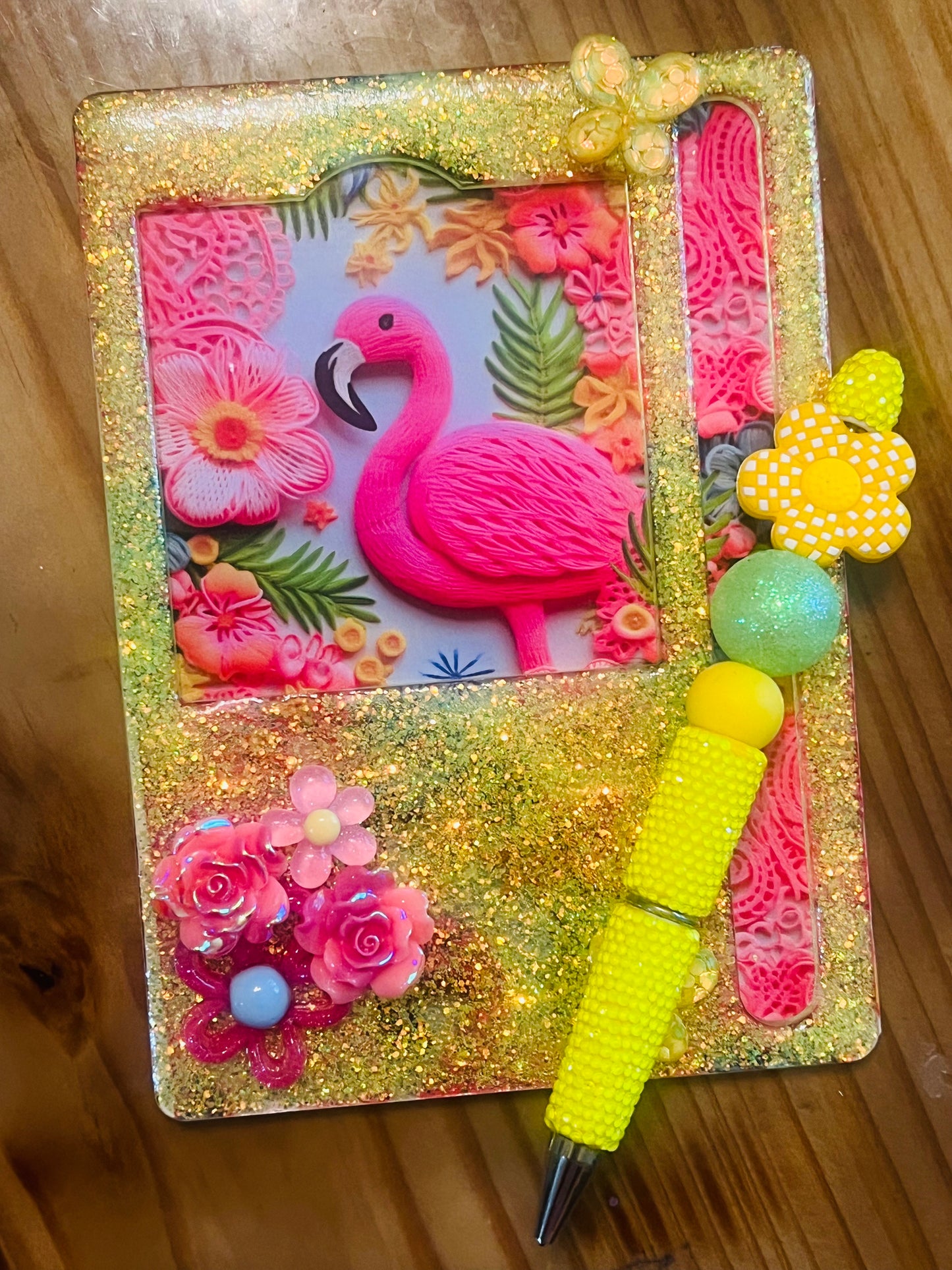 Flamingo, Posty note holder and matching pen. Custom design with resin, glitter and embellishments ￼