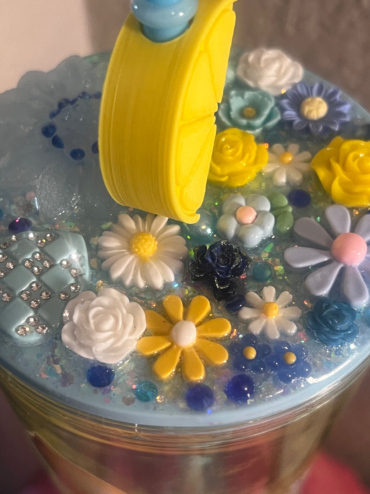 SALE. 24oz Lemon Lava Snow Globe acrylic with yellow glitter, blk lid w daisy vinyl